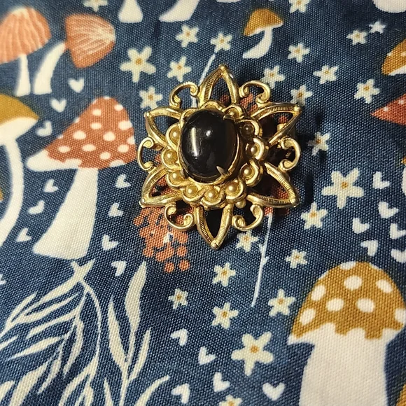 Vintage brooch gold tone filigree design black gem - Picture 8 of 8